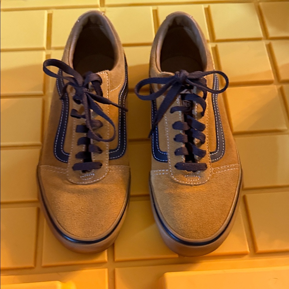 Classic Men’s Suede Skate Sneakers in Tan size 8 EUC